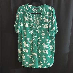 Green Floral V-Neck Women’s Top - Classic Everyday Blouse